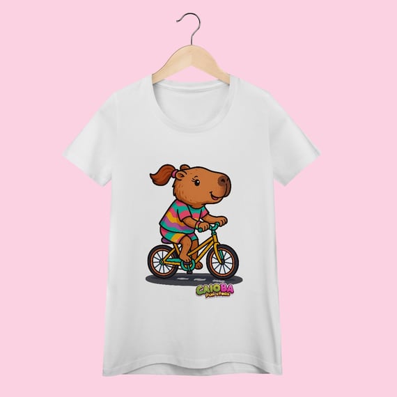 Camiseta Feminina Adulto Capivara Menina de Bicicleta – 100% Algodão | Coleção Reino Capivara do Caioba