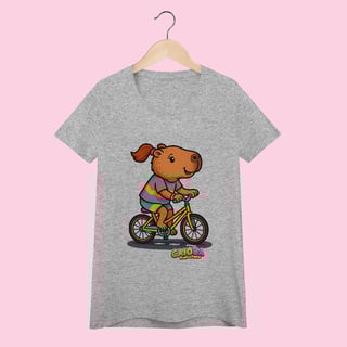 Nome do produto Camiseta Feminina Adulto Capivara Menina de Bicicleta – 100% Algodão | Coleção Reino Capivara do Caioba