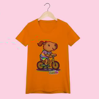 Nome do produto Camiseta Feminina Adulto Capivara Menina de Bicicleta – 100% Algodão | Coleção Reino Capivara do Caioba