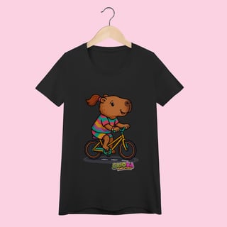 Nome do produto Camiseta Feminina Adulto Capivara Menina de Bicicleta – 100% Algodão | Coleção Reino Capivara do Caioba
