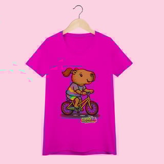 Nome do produto Camiseta Feminina Adulto Capivara Menina de Bicicleta – 100% Algodão | Coleção Reino Capivara do Caioba