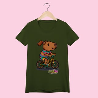 Nome do produto Camiseta Feminina Adulto Capivara Menina de Bicicleta – 100% Algodão | Coleção Reino Capivara do Caioba
