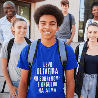 Camiseta Unissex Infanto-Juvenil Oliveira no Nome, Orgulho na Alma (Malha Quality)