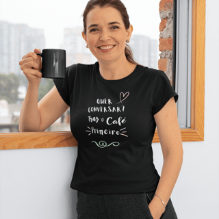 Nome do produto Camiseta Unissex: Quer conversar? Traz o Café Primeiro, 