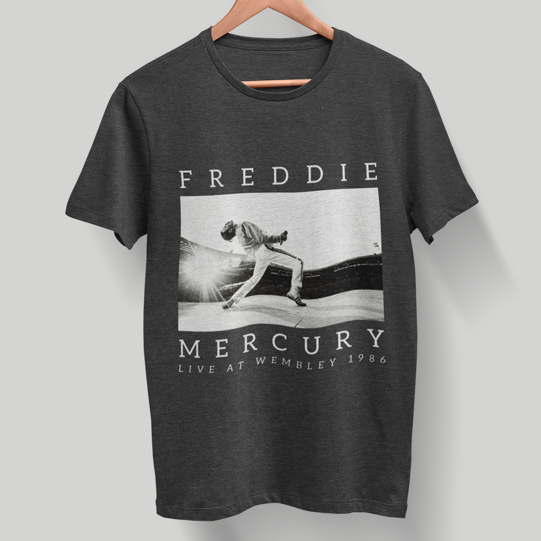 Nome do produto: CAMISETA ESTONADA QUEEN FREDDIE MERCURY LIVE AT WEMBLEY