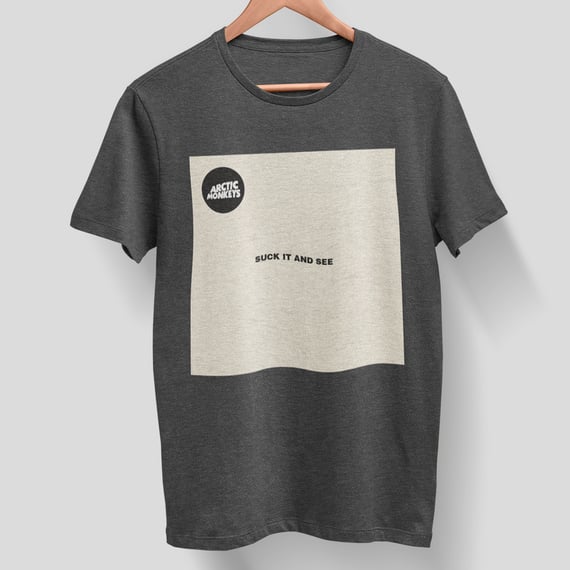 T-SHIRT ESTONADA - ARCTIC MONKEYS SUCK IT AND SEE