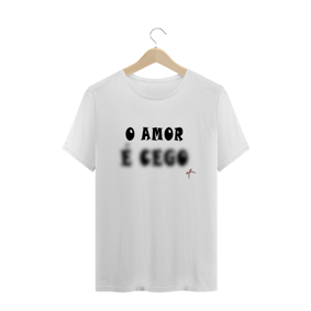 CAMISETA O AMOR É CEGO