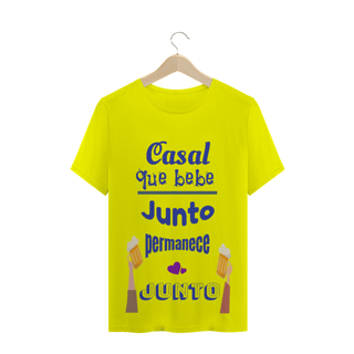 Nome do produto Camiseta Quality Estampa Frase Azul Casal que bebe junto permanece junto