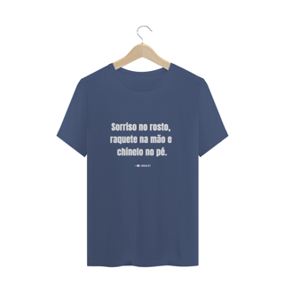 Nome do produto Sorriso no rosto, raquete na mão e chinelo no pé.