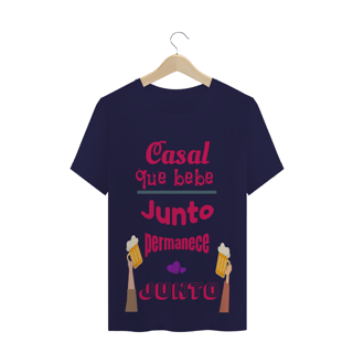 Nome do produto Camiseta Quality Estampa Frase Rosa Casal que bebe junto permanece junto