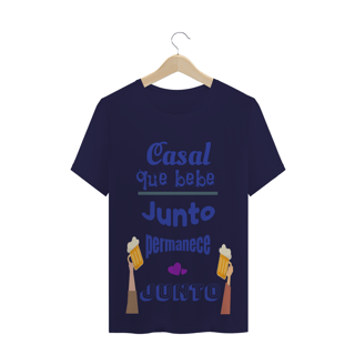 Nome do produto Camiseta Quality Estampa Frase Azul Casal que bebe junto permanece junto