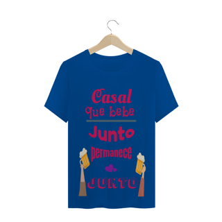 Nome do produto Camiseta Quality Estampa Frase Rosa Casal que bebe junto permanece junto