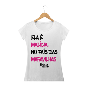 Camiseta Feminina frase: ela é malícia no pais das maravilhas