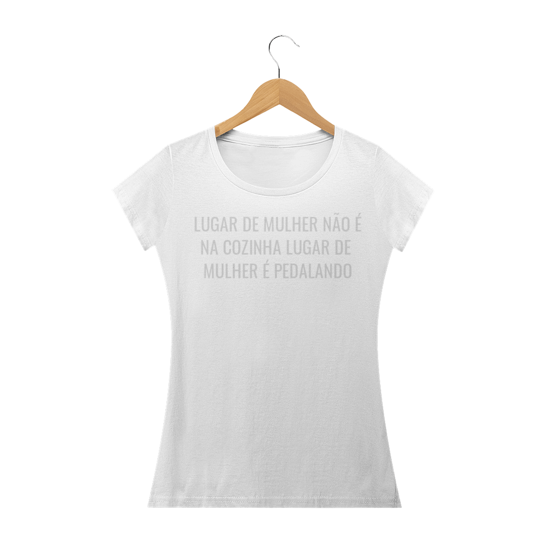 Nome do produto: CAMISETA FEMININA LUGAR DE MULHER É PEDALANDO