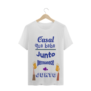 Nome do produto Camiseta Quality Estampa Frase Azul Casal que bebe junto permanece junto