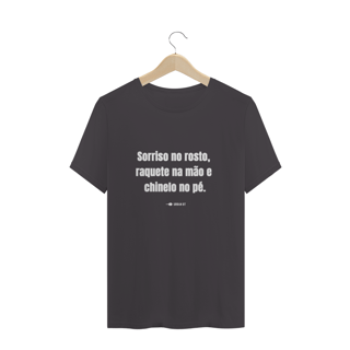 Nome do produto Sorriso no rosto, raquete na mão e chinelo no pé.