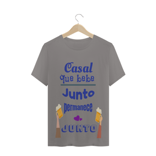 Nome do produto Camiseta Quality Estampa Frase Azul Casal que bebe junto permanece junto