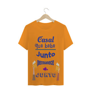 Nome do produto Camiseta Quality Estampa Frase Azul Casal que bebe junto permanece junto