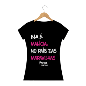 Camiseta Feminina frase: ela é malícia no pais das maravilhas