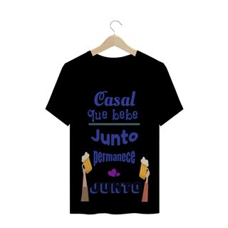 Nome do produto Camiseta Quality Estampa Frase Azul Casal que bebe junto permanece junto