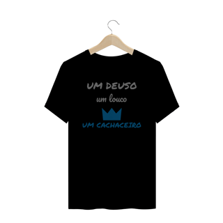 Nome do produto Camiseta Quality Estampa Frase - Um Deuso, Um Louco, um cachaceiro