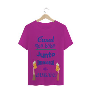 Nome do produto Camiseta Quality Estampa Frase Azul Casal que bebe junto permanece junto