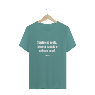 Nome do produto Sorriso no rosto, raquete na mão e chinelo no pé.