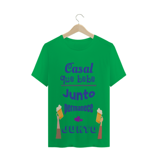 Nome do produto Camiseta Quality Estampa Frase Azul Casal que bebe junto permanece junto