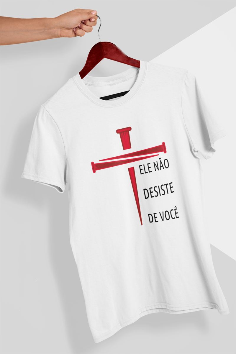 Nome do produto: Camiseta Ele Não Desiste De Você