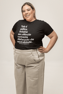 T-shirt Plus Size Tudo é política