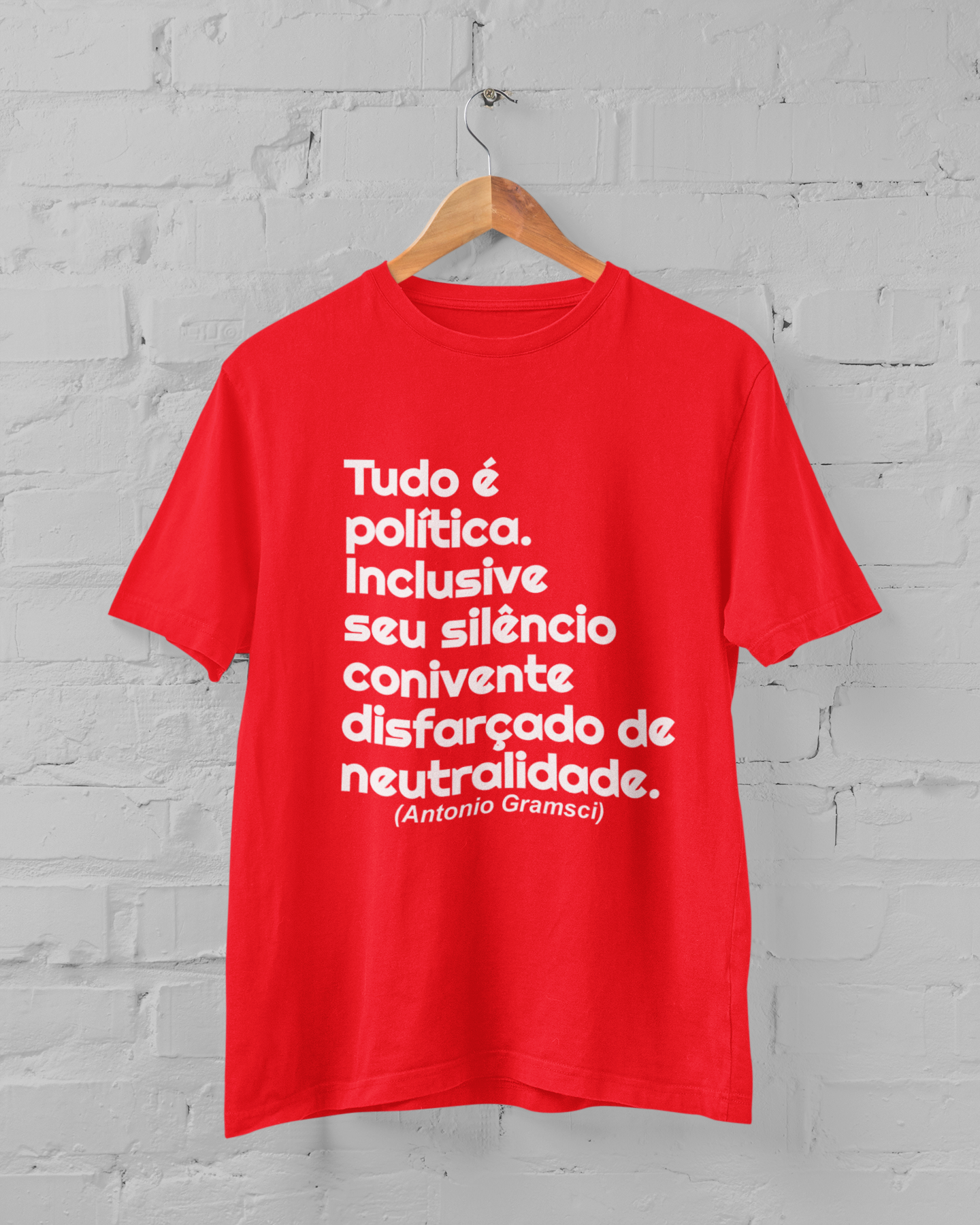 T-shirt Tradicional Tudo é política