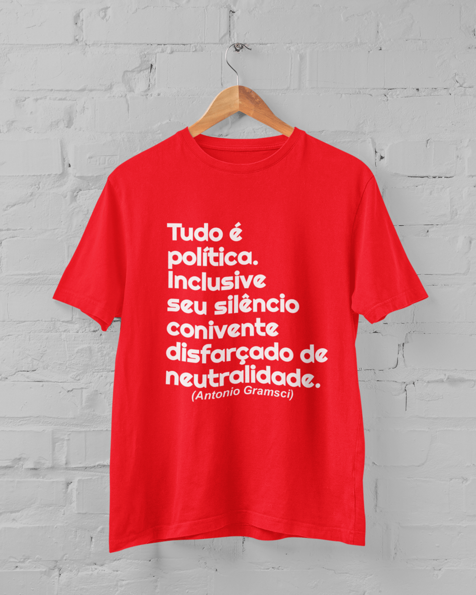 Nome do produto: T-shirt Tradicional Tudo é política