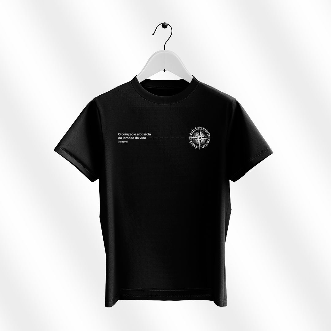 Camiseta preta - O coração é a bússola