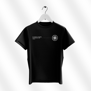 Nome do produtoCamiseta preta - O coração é a bússola