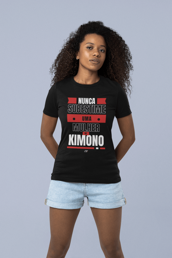 Camiseta Nunca Subestime uma Mulher de Kimono