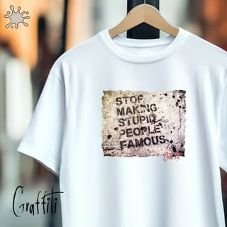 Nome do produtoCamiseta Graffiti Stop making stupid people famous