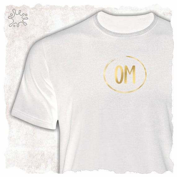 Camiseta Mantra OM dourado