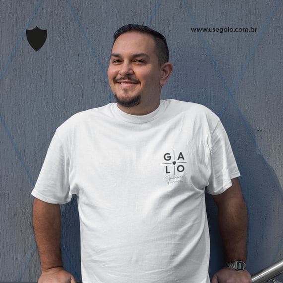 T-Shirt Plus Size Galo Sinônimo de Raça (Versão Bolso)