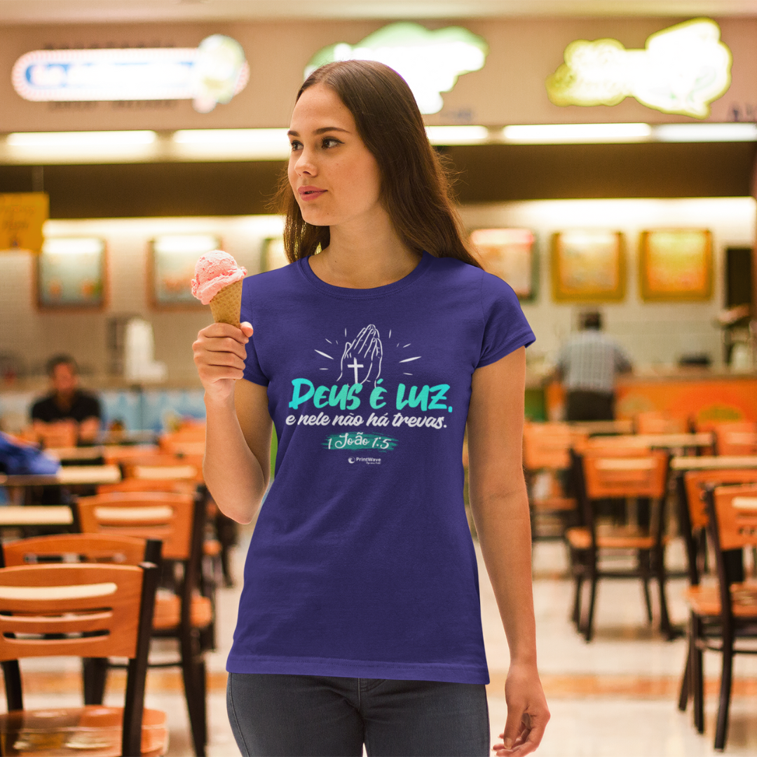 Camiseta feminina - Deus é luz e nele não há trevas