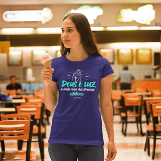 Camiseta feminina - Deus é luz e nele não há trevas