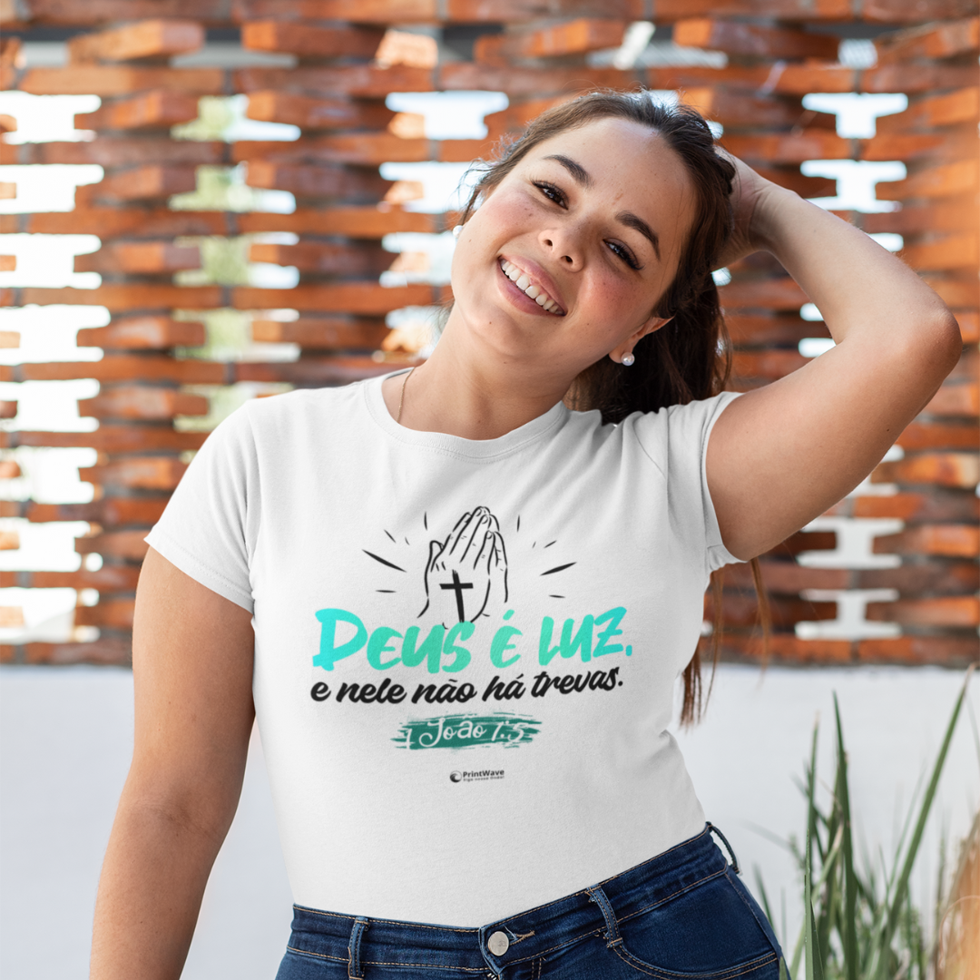 Camiseta feminina Plus Size - Deus é luz, e mele não há trevas