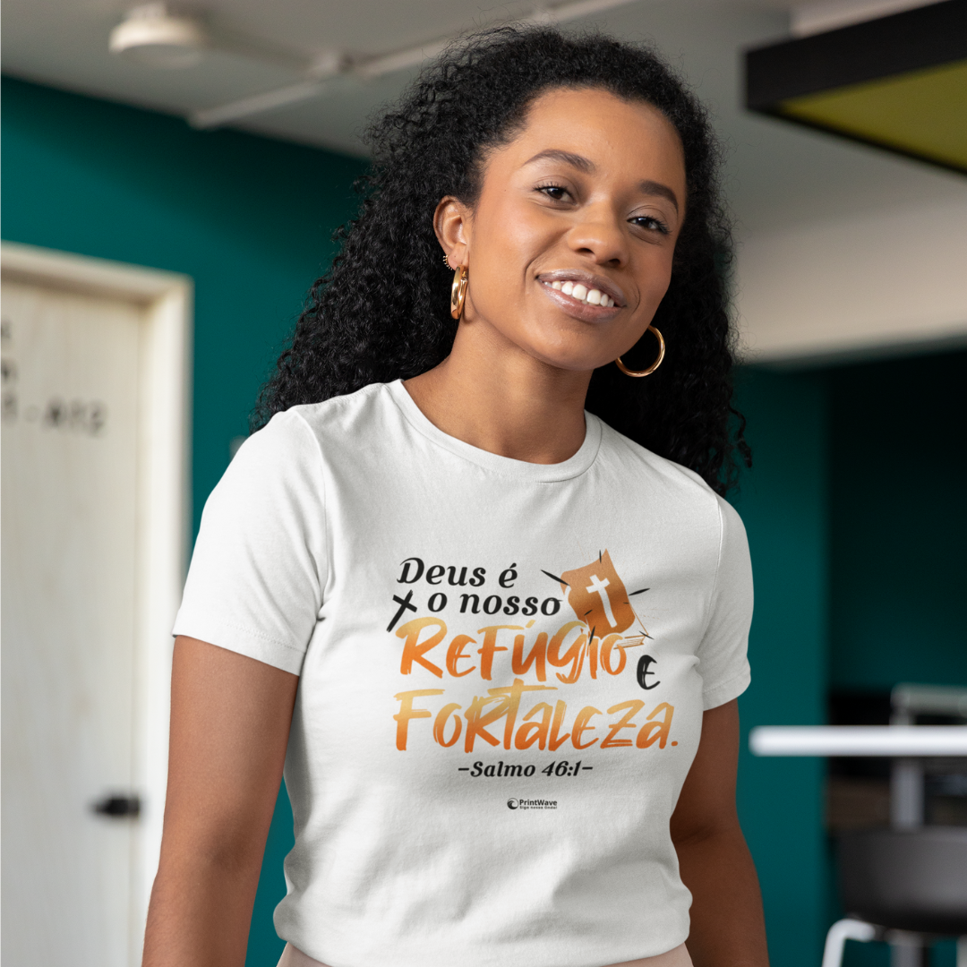 Camiseta feminina - Deus é o nosso refúgio e fortaleza