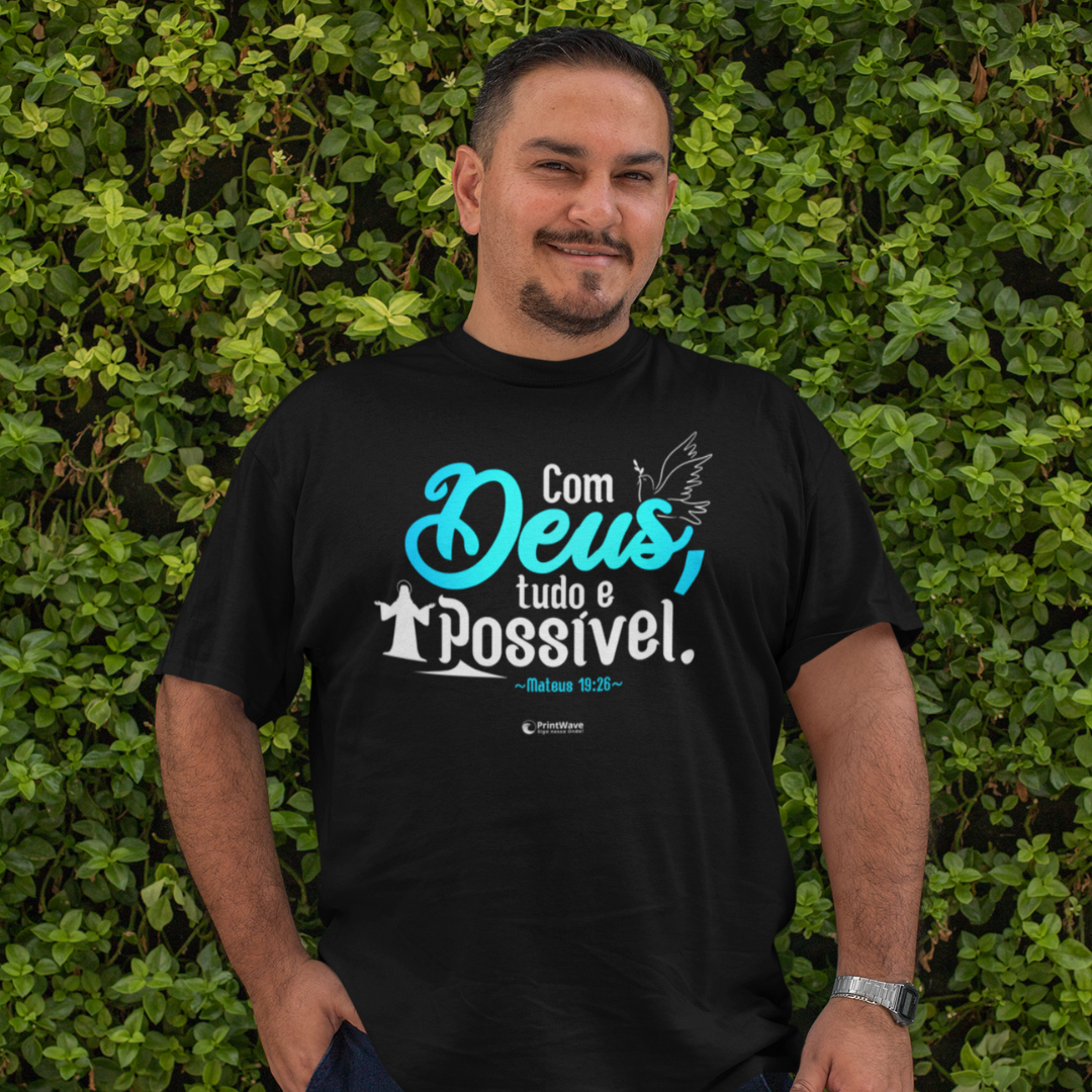 Camiseta masculina Plus Size - Com Deus tudo é possível