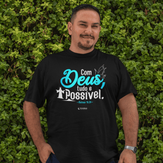 Camiseta masculina Plus Size - Com Deus tudo é possível