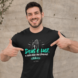 Camiseta masculina - Deus é luz e nele não há trevas