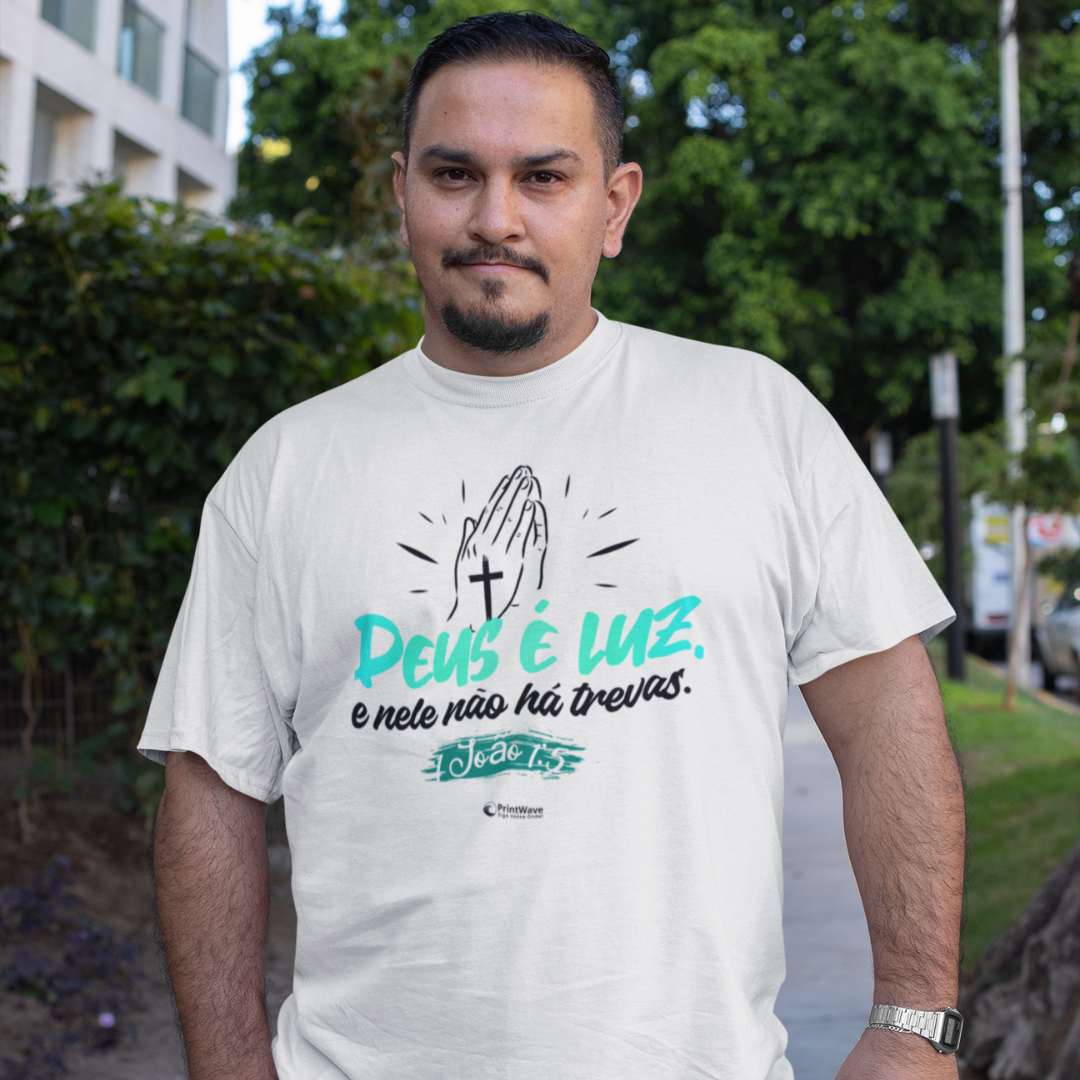 Camiseta masculina Plus Size - Deus é luz e nele não há trevas