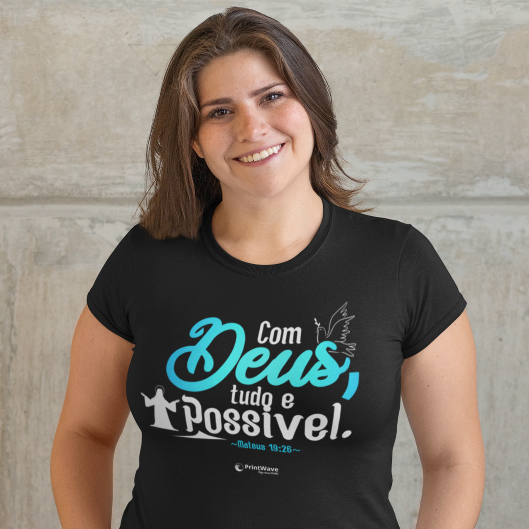 Camiseta feminina Plus Size - Com Deus tudo é possível