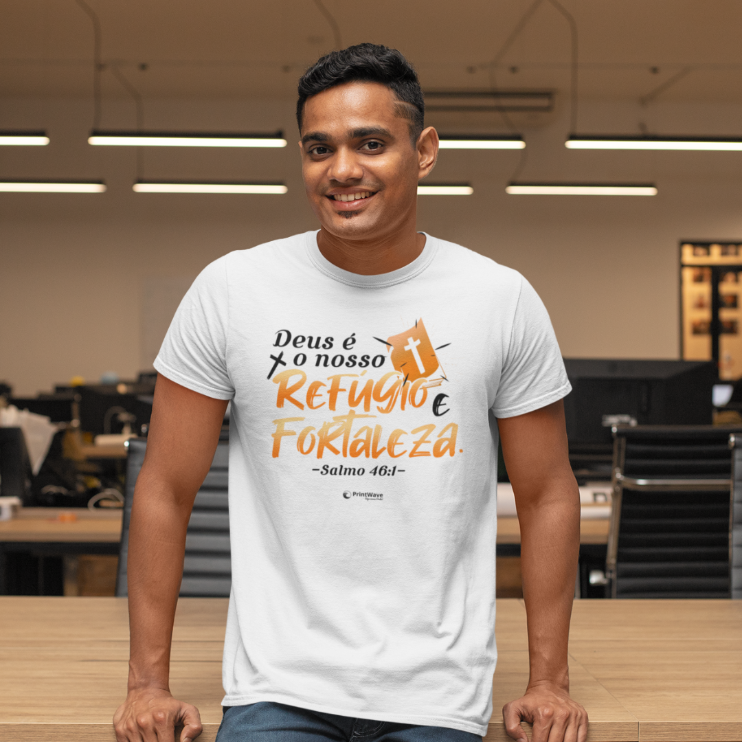 Camiseta masculina -  Deus é nosso refúgio e fortaleza