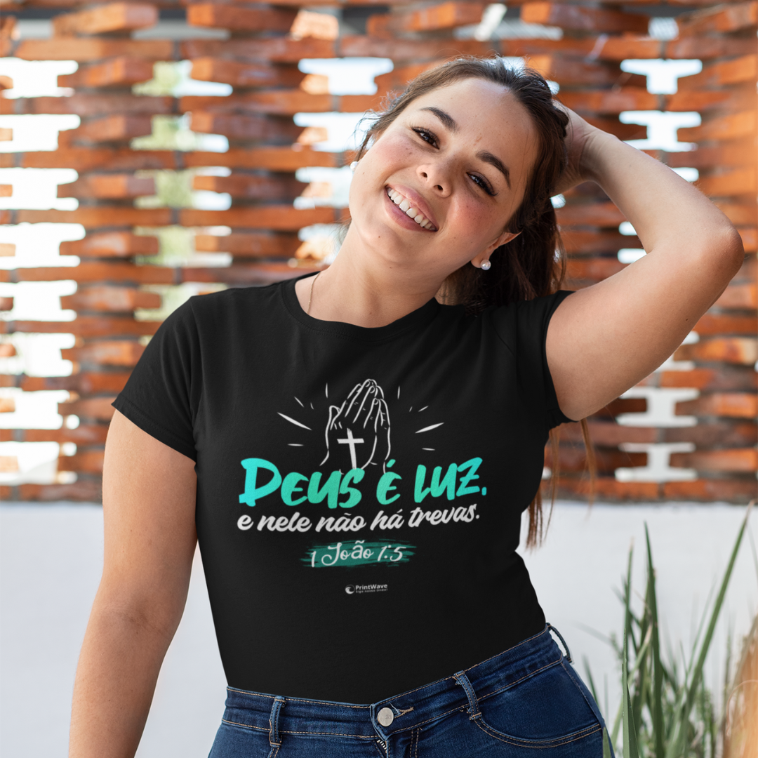 Camiseta feminina Plus Size - Deus é luz e nele não há trevas