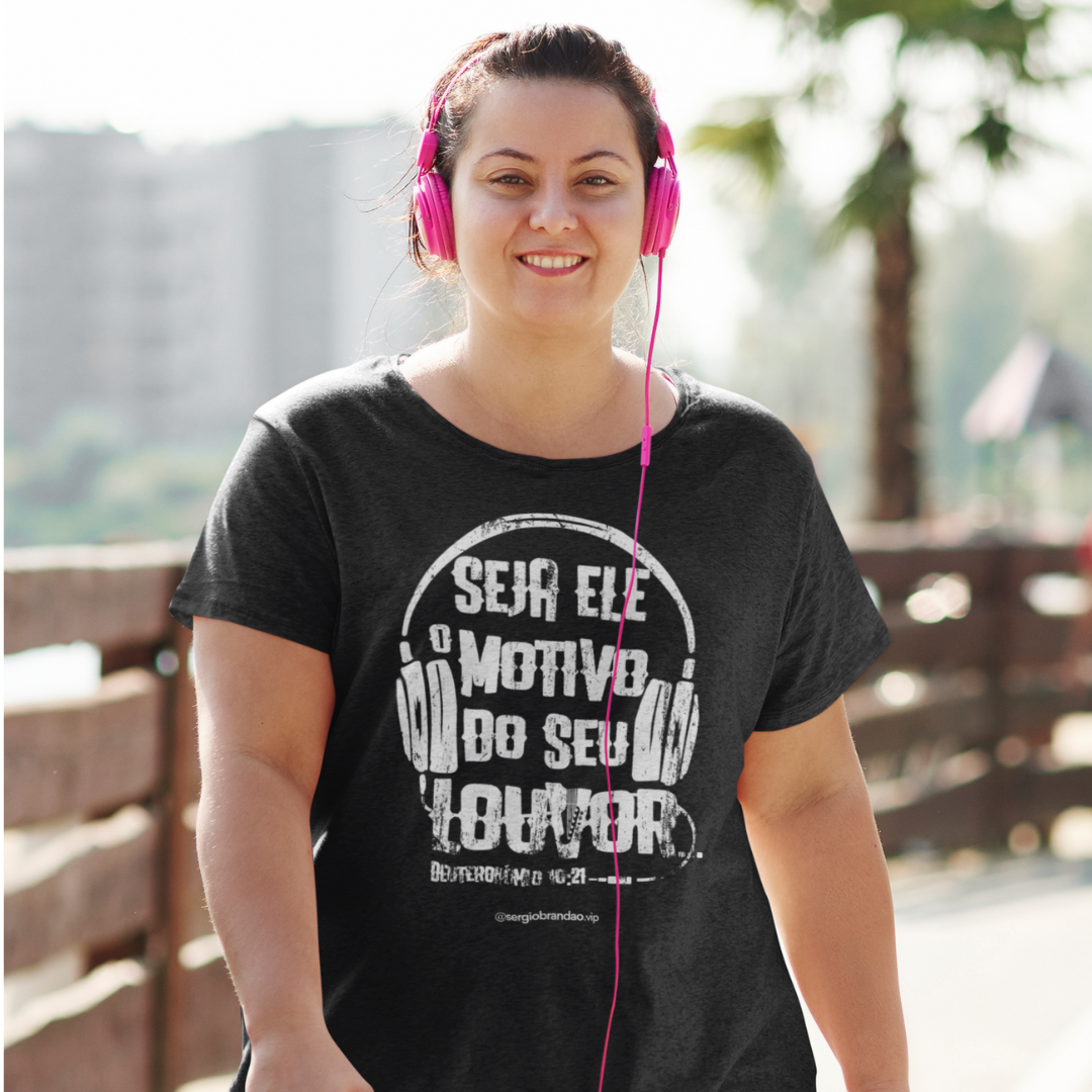 Camiseta feminina Plus Size - Seja ele o motivo do seu louvor